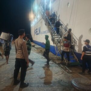 Polsek Kawasan Pelabuhan Laut Bima Amankan Proses Embarkasi dan Debarkasi Kapal KM. Tilongkabila di Pelabuhan Bima