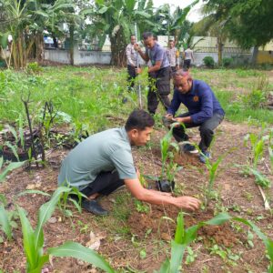 Polsek Rasanae Barat Lakukan Penanaman Bibit Pohon di Lahan Polsek