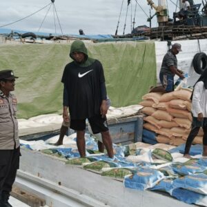 Polsek Kawasan Pelabuhan Laut Bima Laksanakan Cooling System di Areal Dermaga