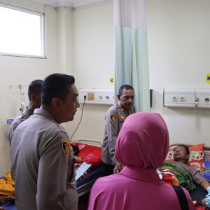 Kapolres Bima Kota Kunjungi Personel yang Sakit, Berikan Motivasi dan Semangat
