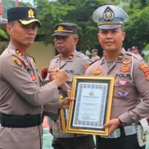 Kapolres Lombok Utara Berikan Reward Kepada Personil Berprestasi