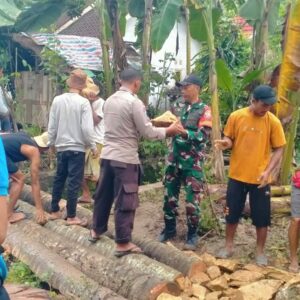 Semangat Kebersamaan di Sekotong: TNI-Polri dan Warga Gotong Royong Atasi Bencana