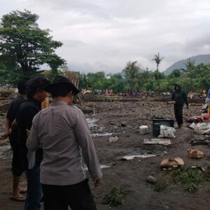 Tim Gabungan Bersama Warga Masih Melakukan Pencarian 6 Korban Banjir Bandang Wera Bima
