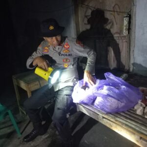 Polsek Wera Bagikan Ratusan Nasi Bungkus kepada Warga Terdampak Banjir
