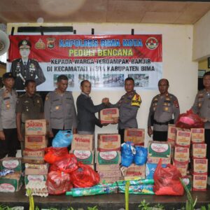 Polres Bima Kota Peduli Bencana, Salurkan Bantuan ke Korban Banjir di Wera