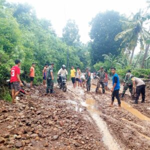 Personel Polsek Ambalawi Gotong Royong Bersihkan Material Banjir Bandang