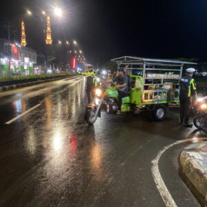 Sat Lantas Polres Lombok Utara Berikan Keamanan Ekstra Melalui Patroli Blue Light.
