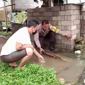 Cegah Banjir, Bhabinkamtibmas Bersama Warga Bersihkan Selokan
