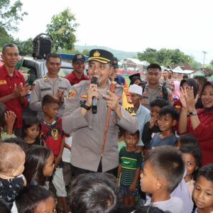 Polres Bima Kota Berikan Trauma Healing kepada Warga Terdampak Banjir di Desa Nanga Wera