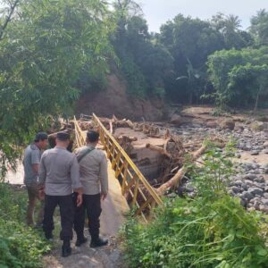 Jembatan Penghubung Antar Desa Putus Diterjang Banjir