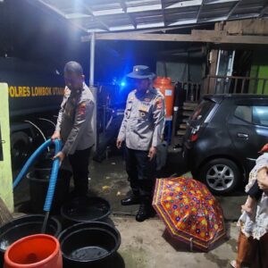 Polres Lombok Utara Distribusikan Air Bersih Pasca Bencana