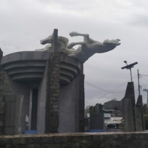 Patung Kuda dan Sejumlah Pohon di Kayangan Tumbang di Terpa Angin kencang