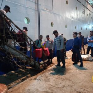 Polsek Kawasan Pelabuhan Laut Bima Laksanakan Pengamanan KM. BINAIYA di Pelabuhan Bima