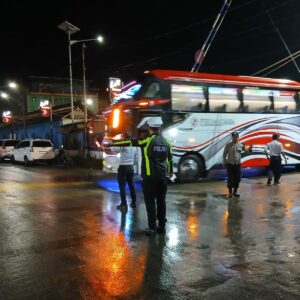 Polsek Rasanae Barat Laksanakan Cooling System dan Pengaturan Lalu Lintas di Terminal Tipe A Dara Bima