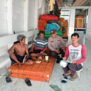 Polsek Kawasan Pelabuhan Laut Bima Laksanakan Giat Sambang Buruh dan ABK Kapal