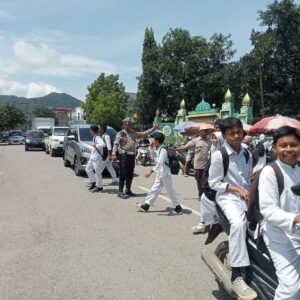 Polsek Rasanae Barat Laksanakan Giat Rawan Siang di Depan MTSN 1 Kota Bima