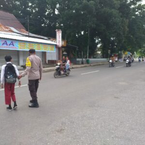 Personel Polsek Rasanae Timur Laksanakan Gatur Pagi untuk Kelancaran Lalu Lintas