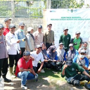 Polsek Asakota Laksanakan Gerakan Bersama Bersih Sungai Kota Bima