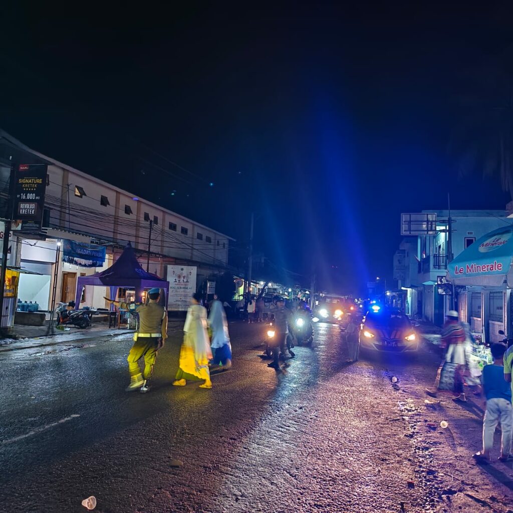 Jamaah Tenang Beribadah, Polsek Kediri Kawal Salat Tarawih Hingga Usai