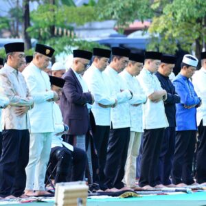 Khidmat! Ribuan Personel Polri Tunaikan Salat Idulfitri di Lapangan Bhayangkara