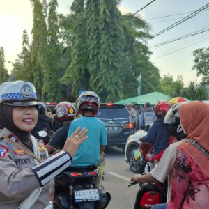 Antisipasi Kemacetan Jelang Berbuka Puasa, Satlantas Polres Bima Kota Lakukan Pengaturan