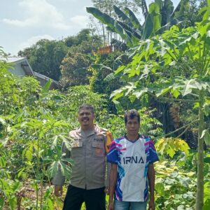 Bhabinkamtibmas Kendo Cek Pekarangan Pangan Bergizi untuk Dukung Ketahanan Pangan Nasional