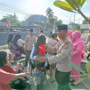 Ramadhan Berkah, Polres Bima Kota Bagi-Bagi Takjil Gratis untuk Pengendara