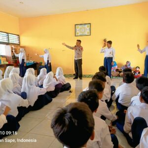 Polsek Sape Gelar Penyuluhan Hukum di SMP Negeri 2 Sape dengan Tema Pentingnya Keselamatan Berlalu Lintas