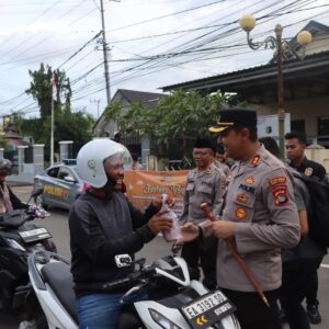 Momen Ramadhan 1446 H, Kapolres Bima Kota Bersama PJU dan Jajaran Bagikan Takjil Gratis