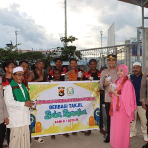 Kapolres Bima Kota dan Ketua Bhayangkari Berbagi Takjil serta Buka Puasa Bersama Porter di Pelabuhan Laut Bima