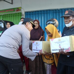 Ramadhan Penuh Berkah, Kapolres Bima Kota Berikan Bansos dan Bakti Kesehatan kepada Masyarakat Kurang Mampu
