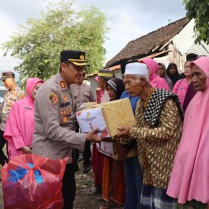 Ramadhan Berbagi, Kapolres Bima Kota Bagikan Baksos dan Bakti Kesehatan kepada Lansia di Wera