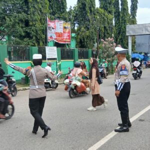Personel Polsek Rasanae Barat Laksanakan Rawan Pagi di Depan MTSN 1 Kota Bima