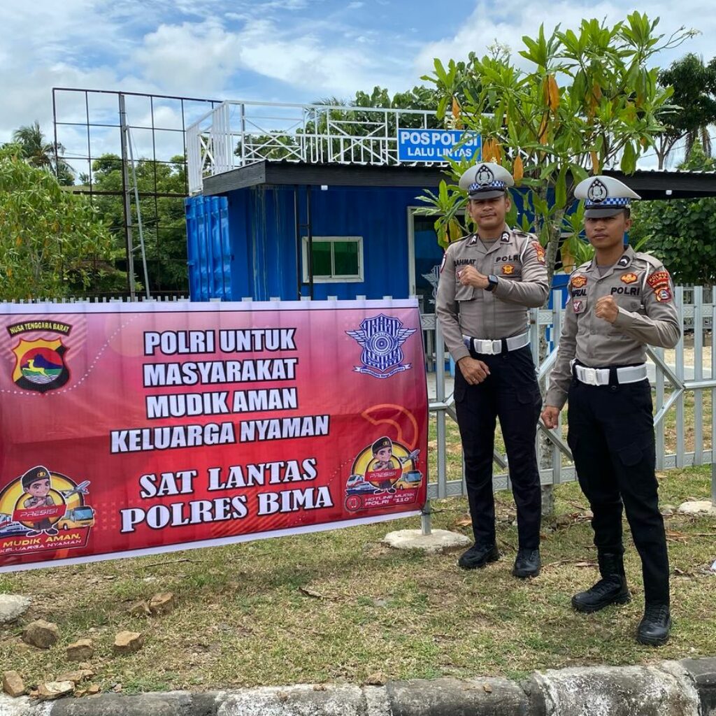 Sat Lantas Polres Bima, Pasang Spanduk Mudik Aman Keluarga Nyaman, Darurat  Hubungi Layanan 110