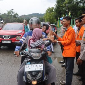 Kapolres Bima Kota Bersama Mahasiswa UMBO dan Bhayangkari Bagikan Takjil Kepada Masyarakat
