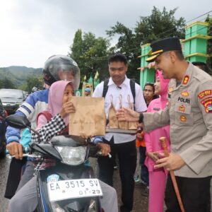 Berbagi Berkah di Bulan Suci Ramadhan, Kapolres Bima Kota Berbagi Takjil dengan Masyarakat
