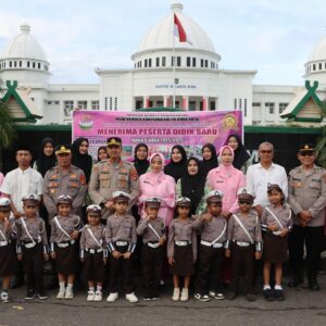 Kapolres Bima Kota dan Polisi Cilik TK Kemala Bhayangkari Meriahkan Ramadhan dengan Berbagi Takjil
