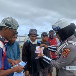 Satlantas Polres Bima Kota Sosialisasikan Tagline “Mudik Aman Keluarga Nyaman” dan Pemasangan Stiker Keselamatan