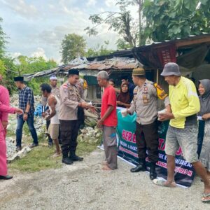 Polri Untuk Masyarakat: Polsek Rasbar Sambangi Pemecah Batu dan Berbagi Takjil
