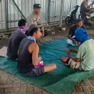 Polsek Kawasan Pelabuhan Laut Bima Laksanakan Giat Jumat Curhat dengan Buruh Pelabuhan