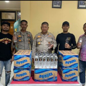 Basmi Miras Jelang Lebaran, Tim Opsnal Polsek Rasbar Sita 150 Botol Arak Bali