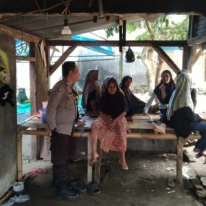 Bhabinkamtibmas Ajak Warga Lombok Barat Manfaatkan Lahan Rumah