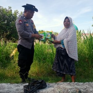 Dukung Program Pemerintah, Polsek Labuapi Distribusikan Bibit Jagung Excotik
