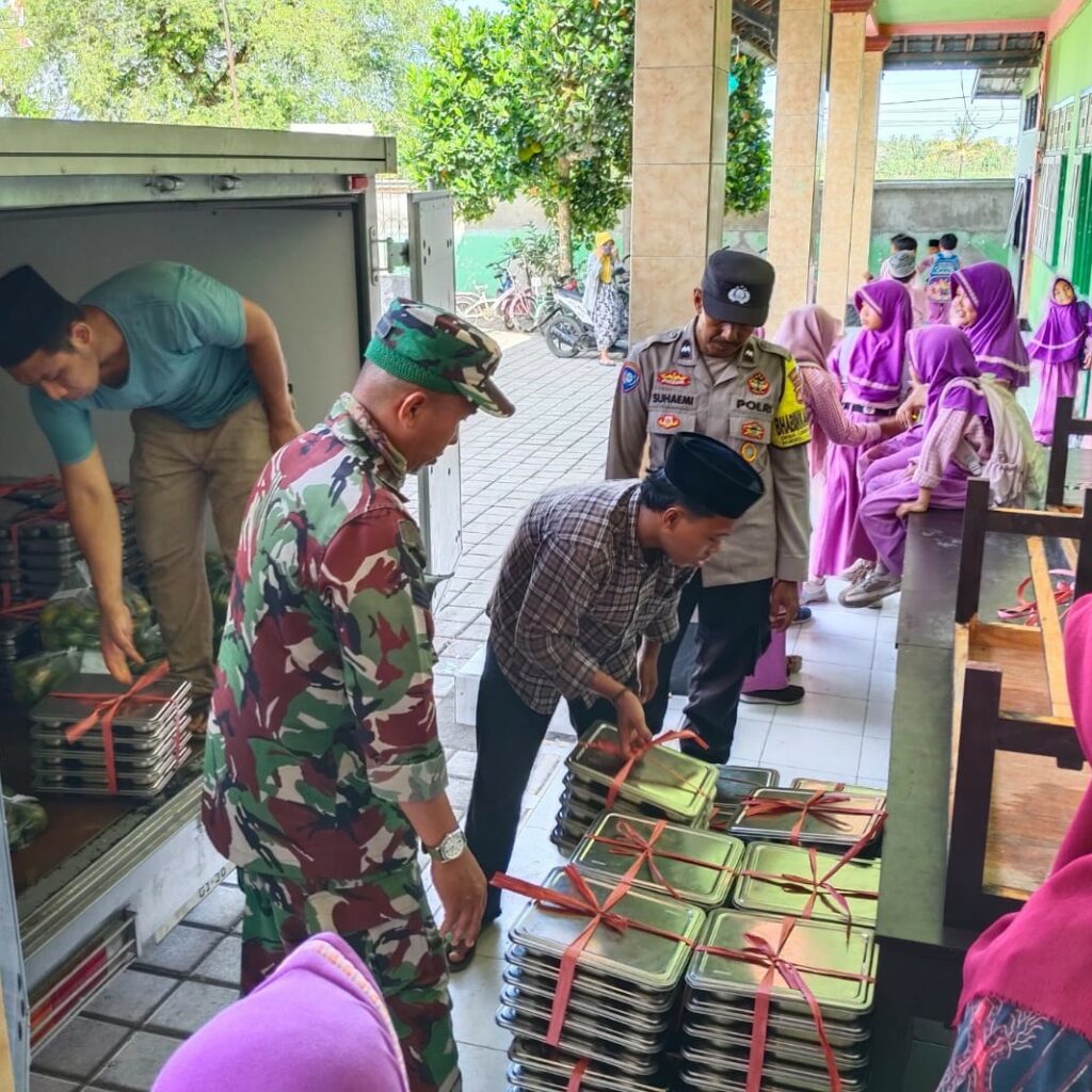 Kapolsek Lembar Pantau Langsung Uji Coba Program Makan Bergizi Gratis di Wilayahnya