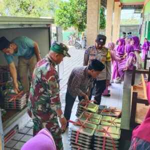 Makan Bergizi Gratis di Lembar: Pemantauan Ketat oleh Polsek Lembar dan TNI