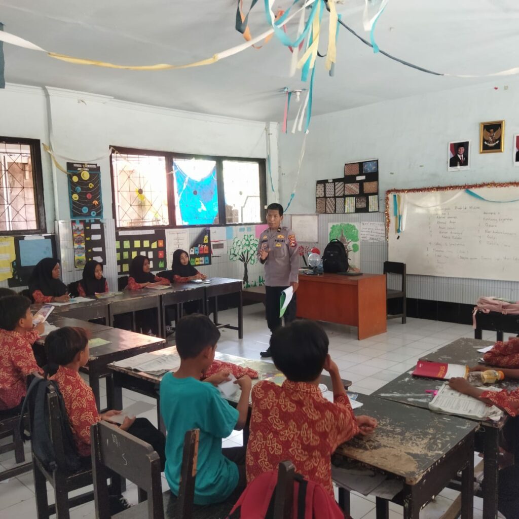 Pendidikan Anti-Narkoba Sejak Dini: Polsek Labuapi Datangi SDN Karang Bongkot