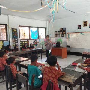 Pendidikan Anti-Narkoba Sejak Dini: Polsek Labuapi Datangi SDN Karang Bongkot