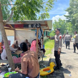 Personel Pospam Amahami Laksanakan Patroli di Tempat Wisata Pantai Lawata dan Wadumbolo