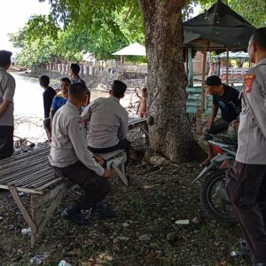 Personel Polsek Asakota Laksanakan Pengamanan di Objek Wisata Pantai Kolo