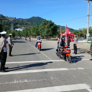 Anggota Pos Pam Amahami Laksanakan Pengaturan Lalu Lintas dalam Ops Ketupat Rinjani 2025Anggota Pos Pam Amahami Laksanakan Pengaturan Lalu Lintas dalam Ops Ketupat Rinjani 2025